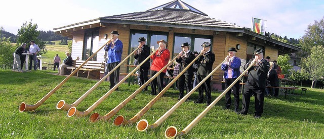 Volles Rohr: Die Alphorngruppe Dreiln...gen des Sonnwendhocks mageblich bei.   | Foto: Rolf Strohm