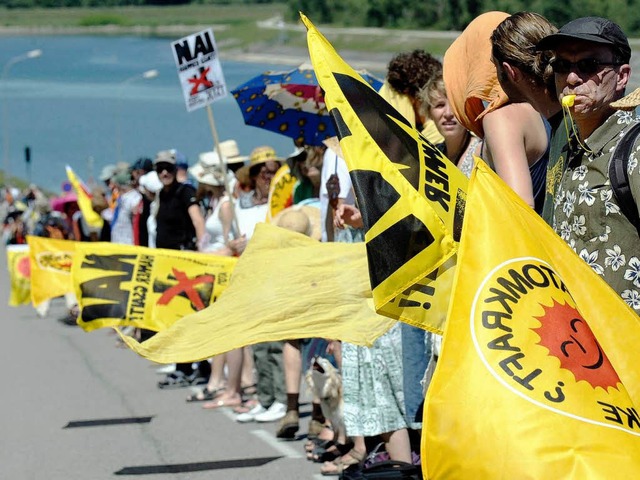 Eine Menschenkette gegen das AKW Fessenheim.  | Foto: dpa