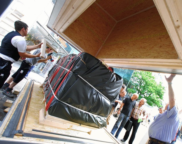 So sah der Eisblock aus, als er in Lr...Wette in ein Holzhaus verpackt wurde.   | Foto: Archivfoto: barbara Ruda