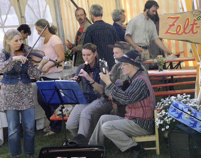 Zum gemtlichen Kaffee erklang vertrumte Musik der Folkloregruppe Federhut  | Foto: Karin Stckl-Steinebrunner