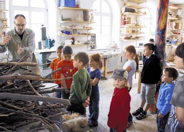 Andreas Bordel-Vodde erlutert die Mg...  mgliche Formen von  Kunstwerken.     | Foto: Horst Fischer