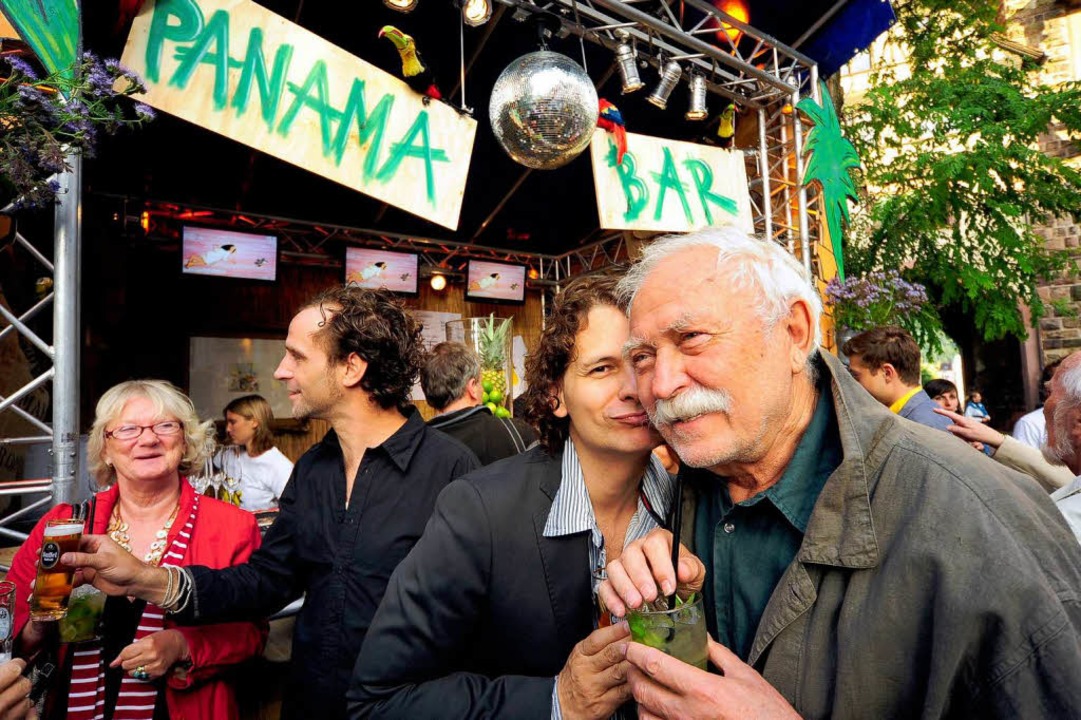 Janosch wird vor der Panamabar von Galerist Henrik Springmann geherzt.  | Foto: Thomas Kunz