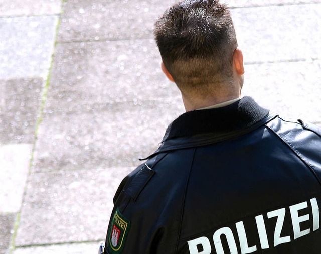 Hinter der Uniform wird der Polizist als Mensch allzu oft zu wenig wahrgenommen  | Foto: fotolia.com/Michael Homann 