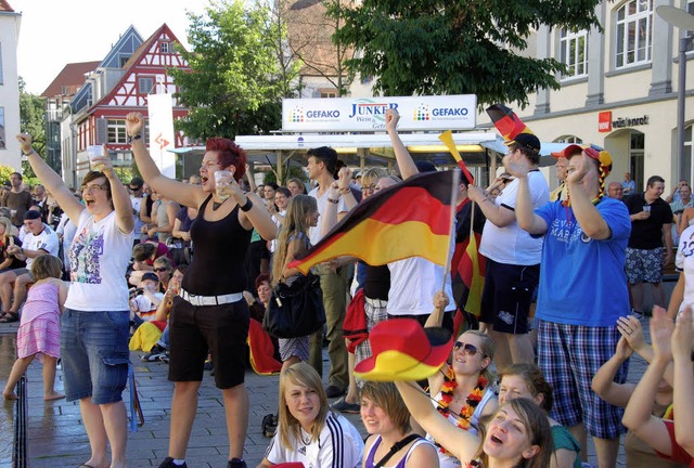 So bejubelten die Fans das 1:0 fr die... Mannschaft durch Kerstin Garefrekes.   | Foto: Ralf Burgmaier