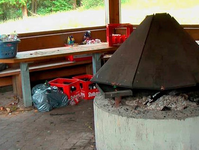 Einen schockierenden Anblick bot die zerstrte Grillstelle am Samstagmorgen.   | Foto: privat