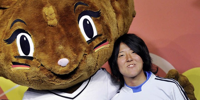 Yuki Nagasato scheint eine Freundin von WM-Maskottchen Karla Kick zu sein.  | Foto: dpa