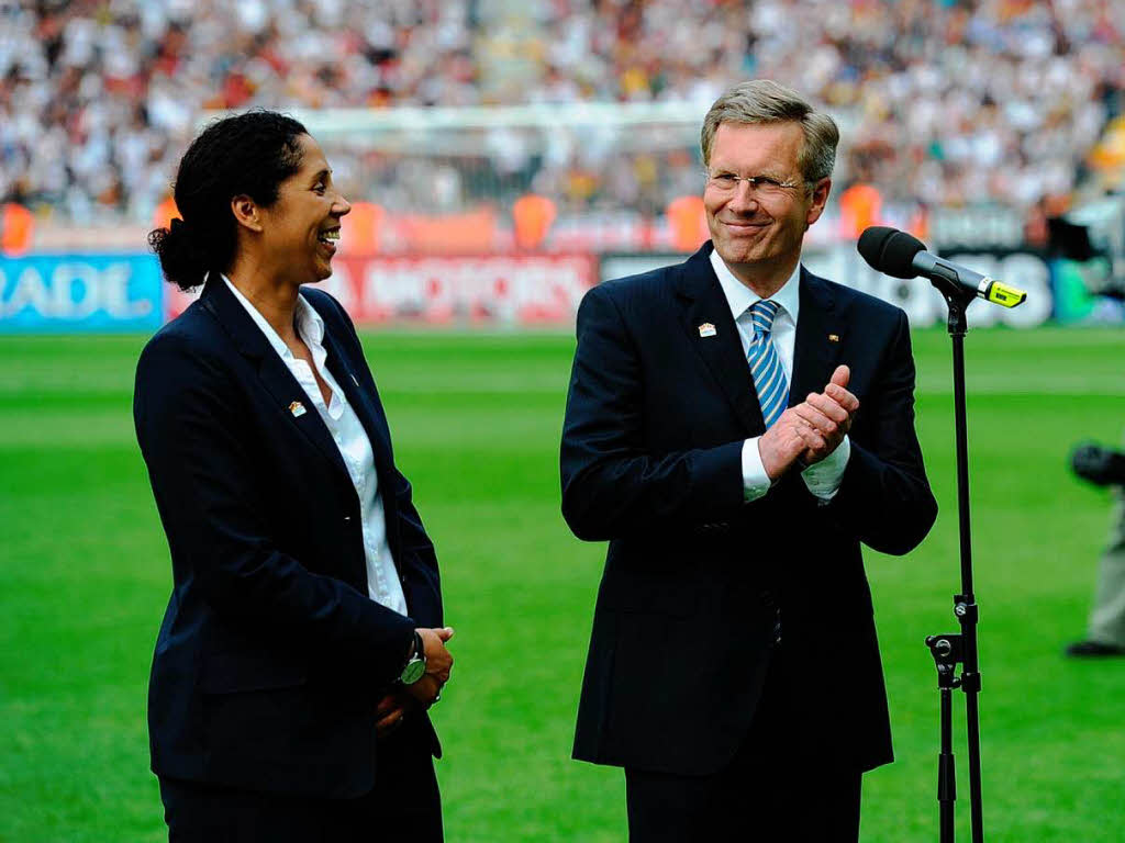 Die Erffnungsrede bernahm Bundesprsident Christian Wulff. Neben ihm Steffi Jones, Prsidentin des Organisationskomitees der FIFA Frauen-WM.