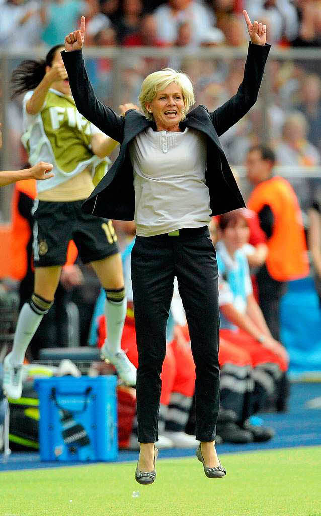 DFB-Trainerin Silvia Neid jubelt sich mit ihrer Mannschaft zum Auftaktsieg.