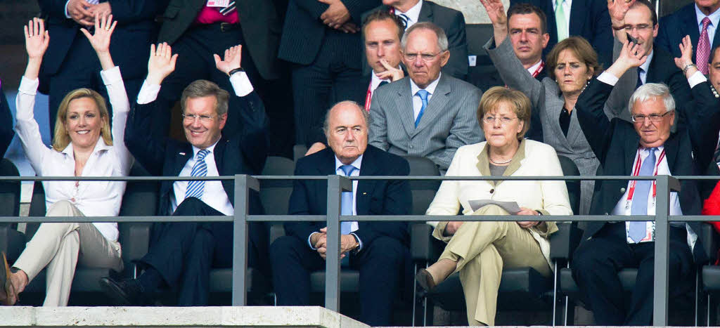 La Ola: Angela Merkel war wohl zu angespannt und der Blatter-Sepp ein wenig beleidigt, weil er beim Finale in Frankfurt nicht direkt und unmittelbar auf Hhe der Mittellinie sitzen wird.