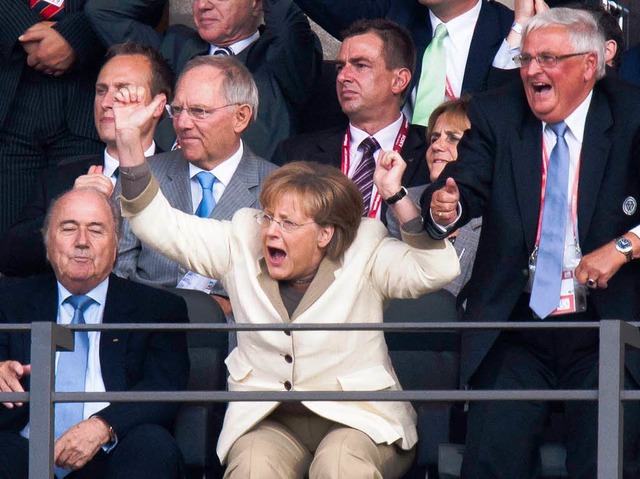Ein bisschen Ekstase: Bundeskanzlerin ... und DFB-Boss Theo Zwanziger (rechts).  | Foto: dapd