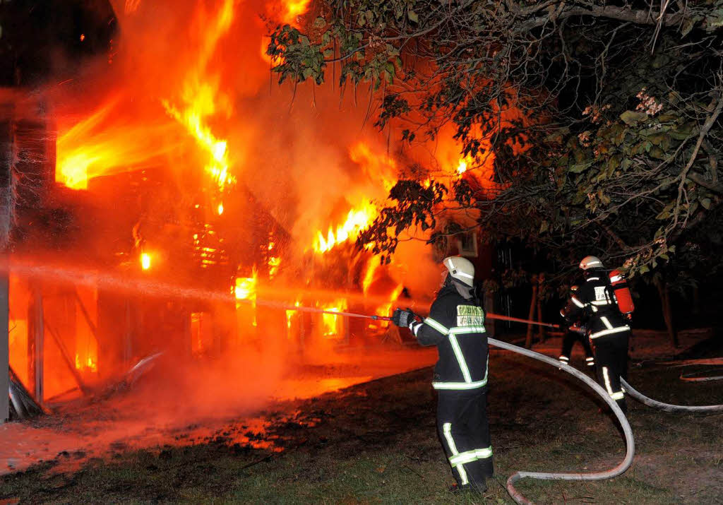 In St. Georgen kämpft die Feuerwehr gegen die Flammen. In St. Georgen kämpft die Feuerwehr gegen die Flammen.