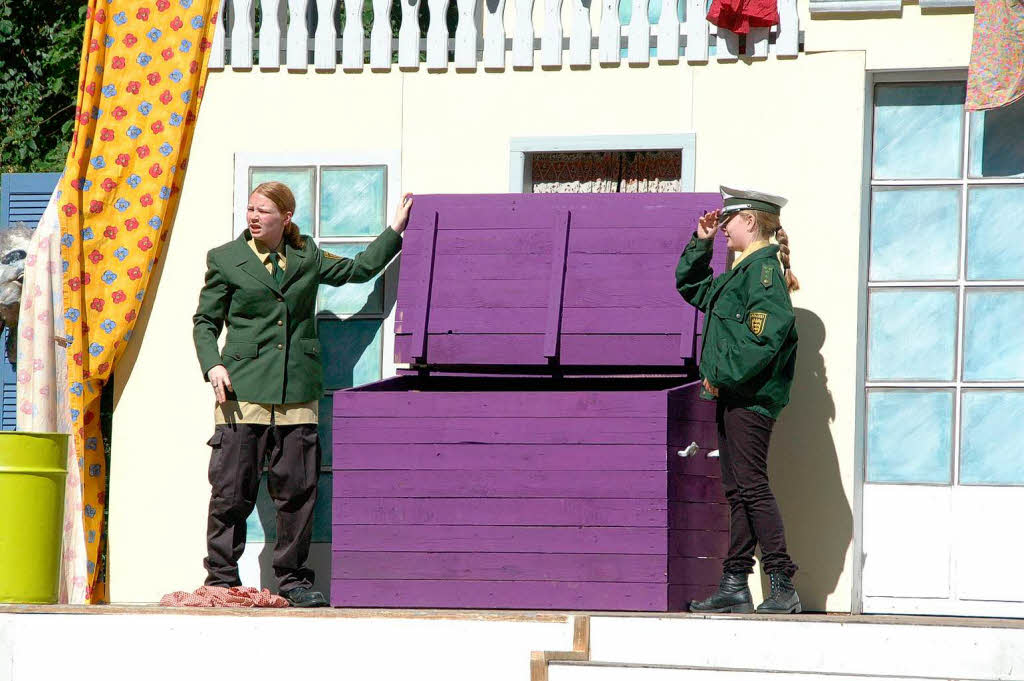 Was verbirgt sich in der Kiste? Die Polizisten Klang (Amelie Weber) und Larsson (Anja Futterer) wollen der Sache auf den Grund gehen.