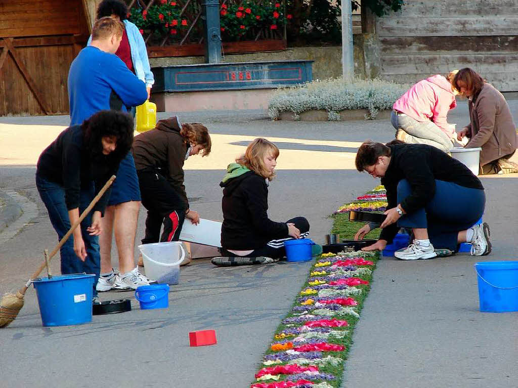 Kurz nach fünf Uhr morgens waren die ersten Blumenlegerinnen und -leger auf den Beinen. Kurz nach fünf Uhr morgens waren die ersten Blumenlegerinnen und -leger auf den Beinen.