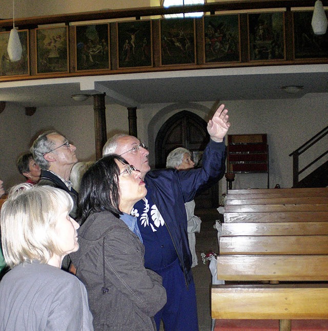 Pfarrer Eberle erlutert den interessi...afeln an der Weisweiler Kirchenempore.  | Foto: Privat