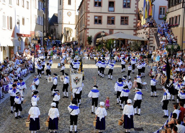 Marsch auf dem Marktplatz: Der Brgerwehr-Spielmannszug prsentierte sich.  | Foto: Roland Vitt