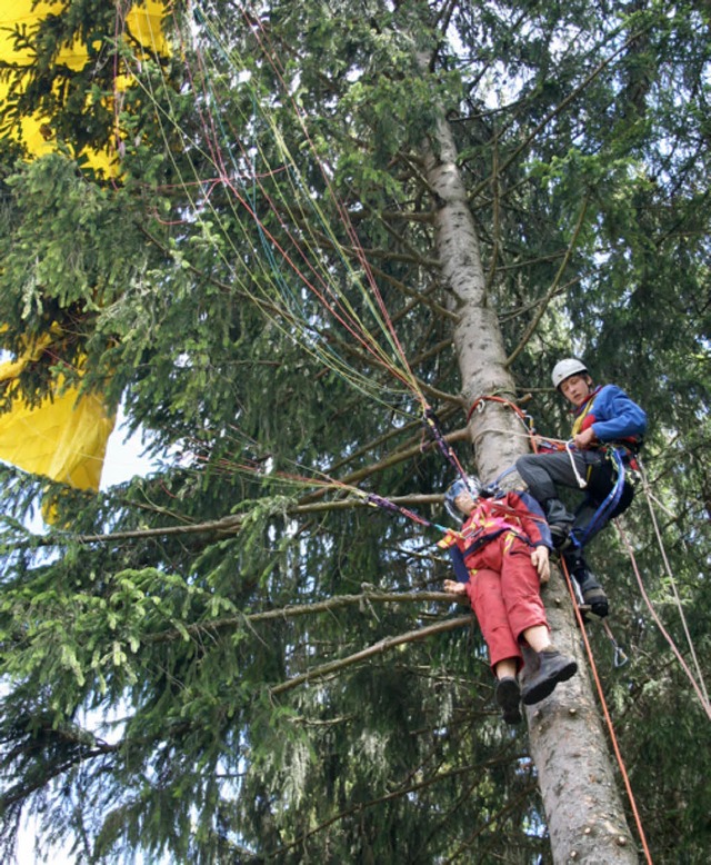 Rettung eines Fallschirmspringers aus einem Baum.  | Foto: Dieter Maurer