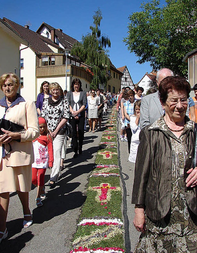 Zahlreiche Glubige folgten der Prozes...es Blumenteppichs durch das Unterdorf.  | Foto: Christa Maier
