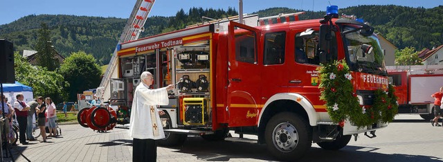 Stadtpfarrer Franz Hillig segnet das n...rzeug der Feuerwehrabteilung Todtnau.   | Foto: Karin Maier