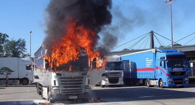 Lichterloh brannte der Lkw am Autobahnzoll.   | Foto: polizei