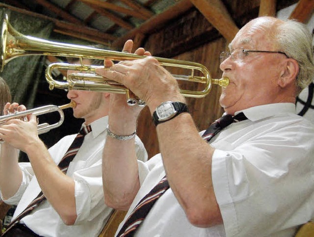 Ein bunter musikalischer Reigen unter ...mmerfest des Musikvereins Dossenbach.   | Foto: Hildegard Siebold