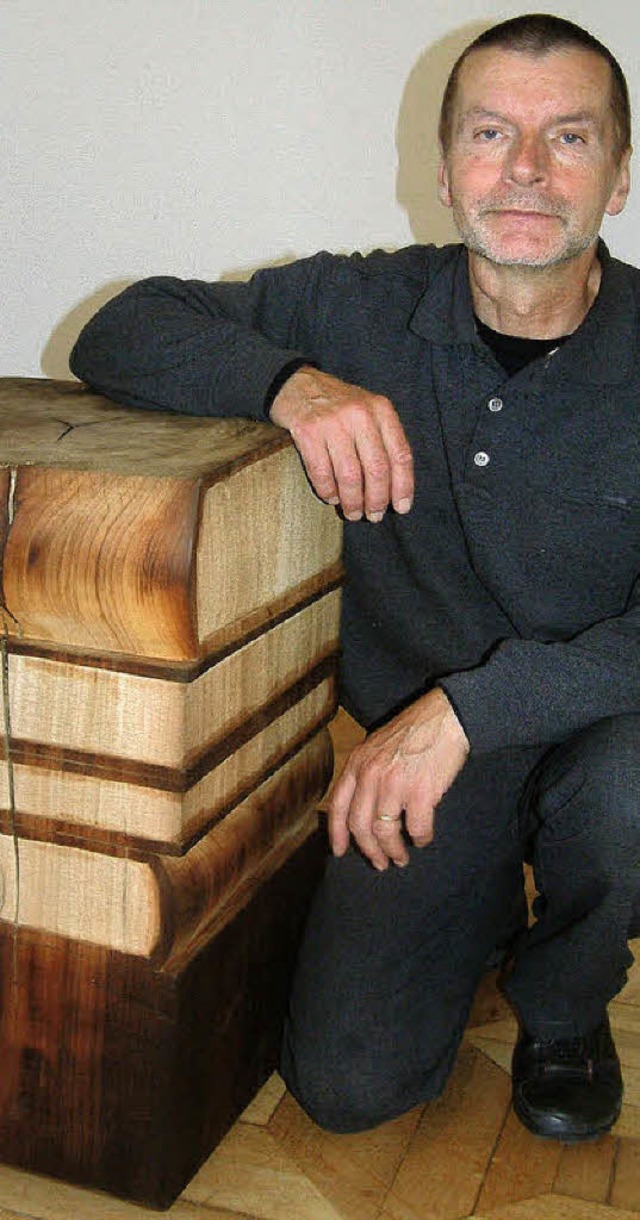 Buchskulpturen aus Holz zeigt der Bild... Ivon Illmer in der  Villa Berberich.   | Foto: Roswitha Frei