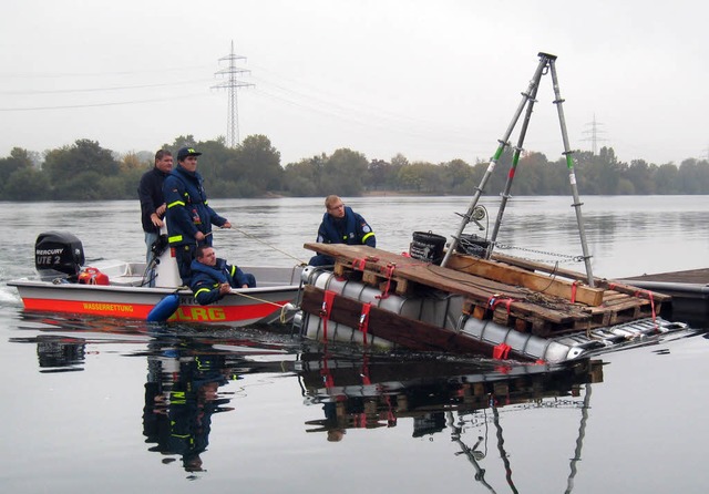 Mitarbeiter des Technischen Hilfswerks...age luft unter der Wasseroberflche.   | Foto: Archivfoto: hsl