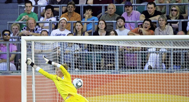 Englands Keeperin Karen Bardsley schei...ttet &#8211;  Mexiko erzielt das 1:1.   | Foto: AFP