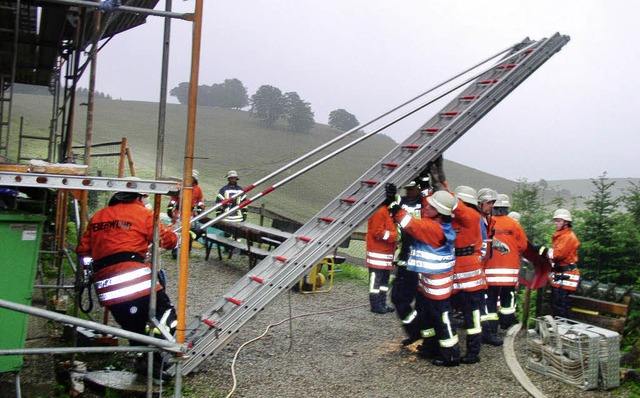 Eine praxisnahe Alarmbung unter schwi...tzt vom Tanklschfahrzeug aus Staufen.  | Foto: Eberhard Gross