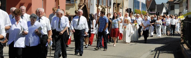 In  einer feierlichen Prozession zogen...m  am Patroziniumstag durch das Dorf.   | Foto: Roland Vitt