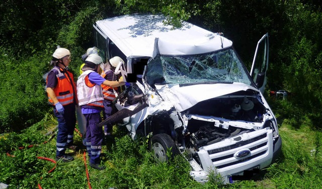 Aus diesem beschdigten Transporter mu... Krozinger Feuerwehr befreit  werden.   | Foto: Polizei