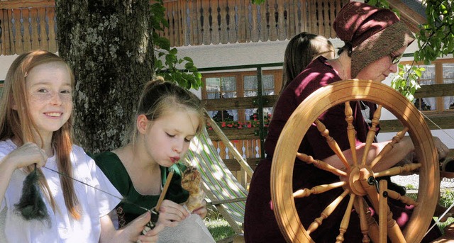 Frh bt sich:  Diese junge Damen bte... schattenspendenden Baum im  Spinnen.   | Foto: Birgit Rde