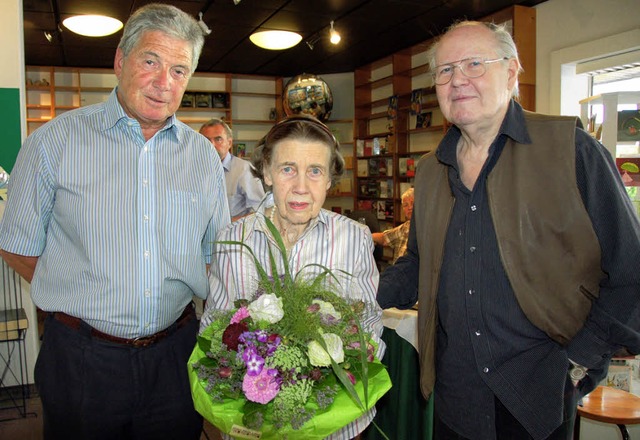 Manfred Winkle (links) gratuliert Vero...Peltzer zum wohlverdienten Ruhestand.   | Foto: Sigrid Umiger