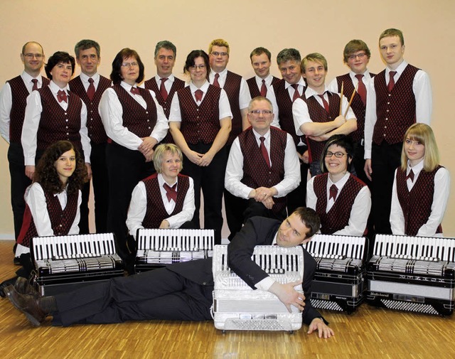 Das Akkordeon-Orchester aus Rtenbach ...or dem Heimatmuseum Hsli in Rothaus.   | Foto: Veranstalter