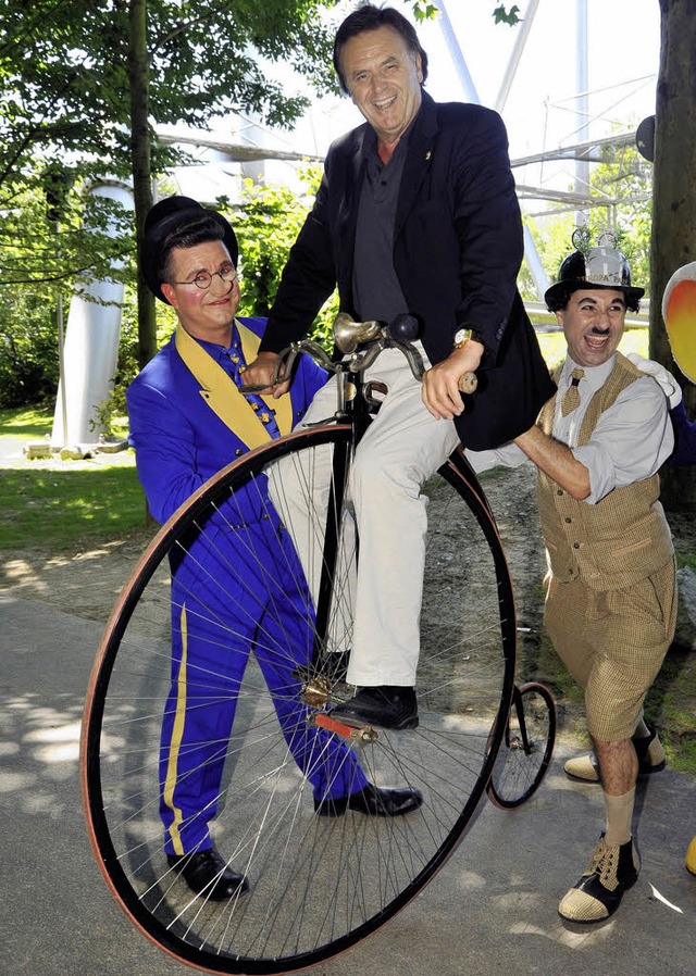 Hoch zu Rad: Europa-Park-Chef Roland M... neuen Radweg auf ungewhnliche Weise.  | Foto: Europa-Park