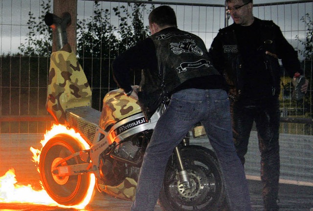 Flammende Reifen und beiender Gummige...ren Partygste und Biker gleichermaen  | Foto: Daniela Rde