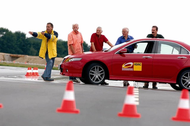 ltere knnen in speziellen Fahrtraini...e man ein Auto seniorengerecht umbaut.  | Foto: Verwendung nur in Deutschland, usage Germany only