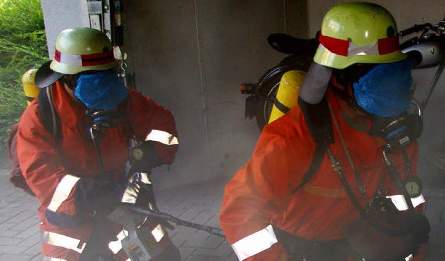 Mit bungsmasken vor den Schutzbrillen...ser Suchtrupp in die verrauchte Garage  | Foto: Rolf Reimann