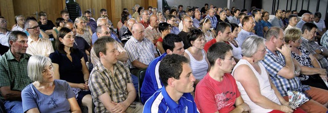 Dicht gedrngt verfolgten zahlreiche E...tsttten und ein Kinderhaus bekommen.   | Foto: Marco Schopferer