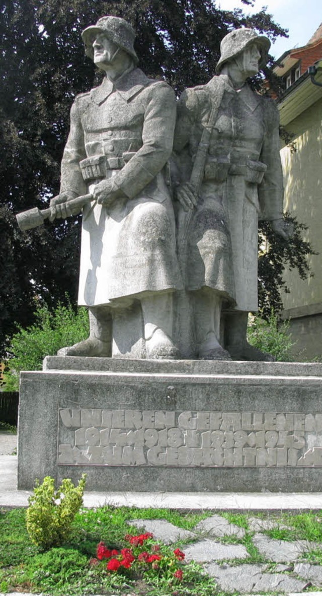 Manch einem zu martialisch: das Kriegerdenkmal auf dem Murger Schulhof   | Foto: Michael Gottstein