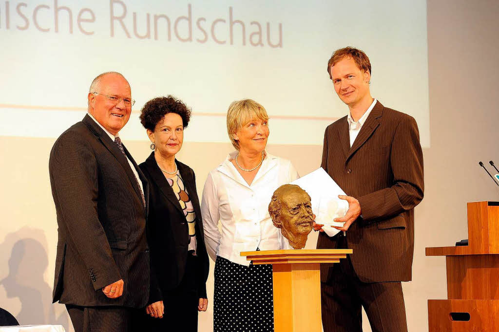 von links: Wolfgang Poppen, Verleger Badische Zeitung, Lady Christiane Dahrendorf, Annette Hillebrand, Jurorin und 3. Preistrger Jens Meifert, Klnische Rundschau.