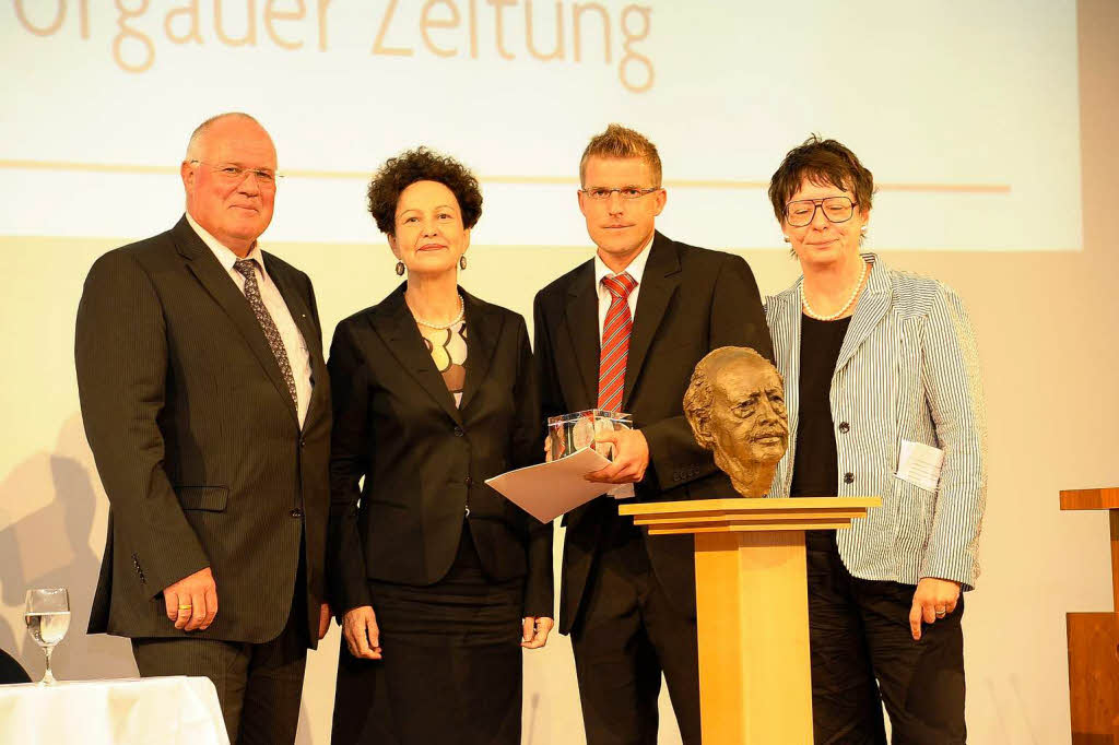 von links: Wolfgang Poppen, Verleger Badische Zeitung, Lady Christiane Dahrendorf, 2. Preistrger: Nico Wendt, Torgauer Zeitung und Jurorin Ilse Stein.