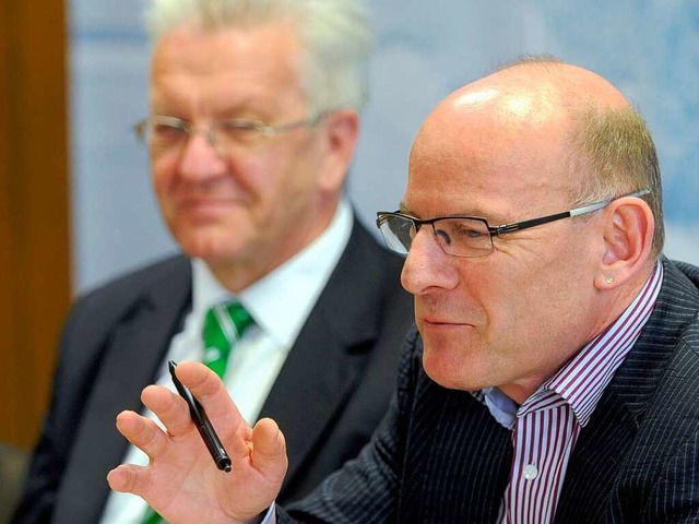 Winfried und Winfried: Kretschmann steht hinter seinem Verkehrsminister Hermann.  | Foto: dpa