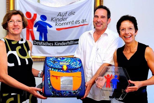Deutsches Kinderhilfswerk und Stadt verteilen 150 Schulranzen