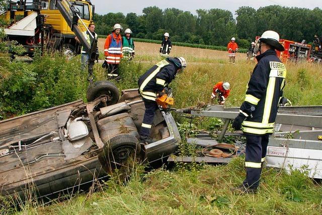 Auto berschlgt sich auf dem Zubringer