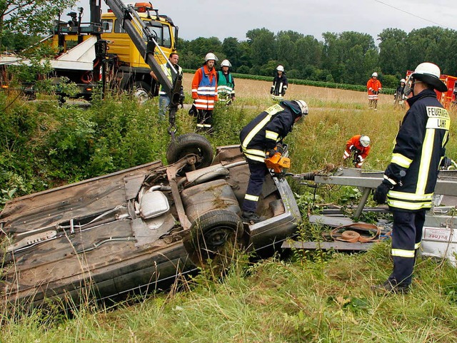 Mitglieder der Lahrer Feuerwehr halfen bei den Bergungsarbeiten.  | Foto: Heidi Foessel