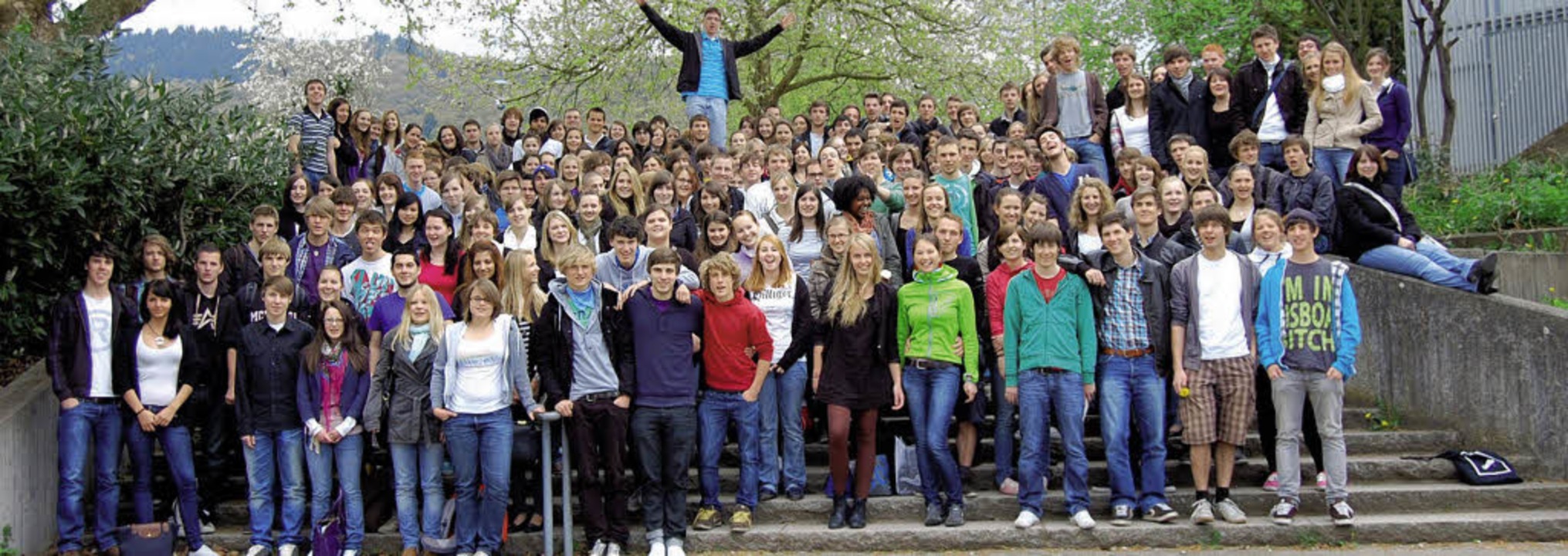Abitur im Doppelpack: Der Abschlussjahrgang 2011 des Faust-Gymnasiums.  | Foto: Faust-Gymnasium
