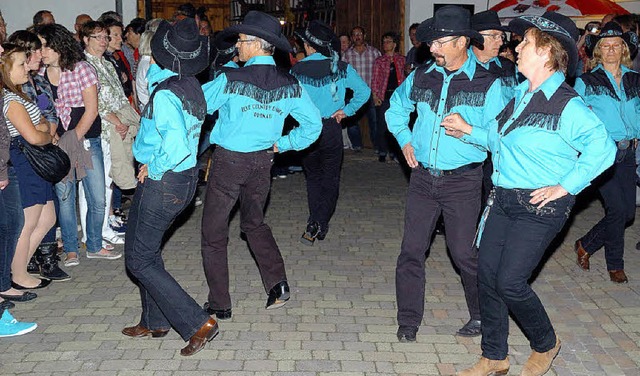 Die Linedancer der Gruppe Blue Country...erhaltung beim 2. Cowboyfest in Wyhl.   | Foto: Jrgen Schweizer