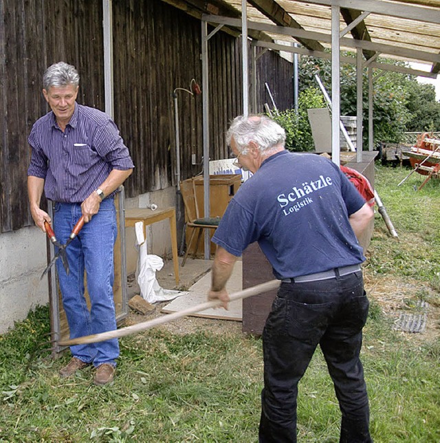 Vorbereitungen frs groe Turnierwoche...) und Claude Kehr beim Arbeitseinsatz.  | Foto: Privat