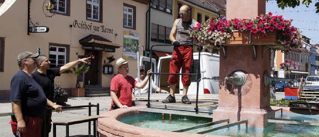 Bauhof bereitet Stadtfest vor: Der Bru...itze ber dem Brunnentrog installiert.  | Foto: Ilona Hge