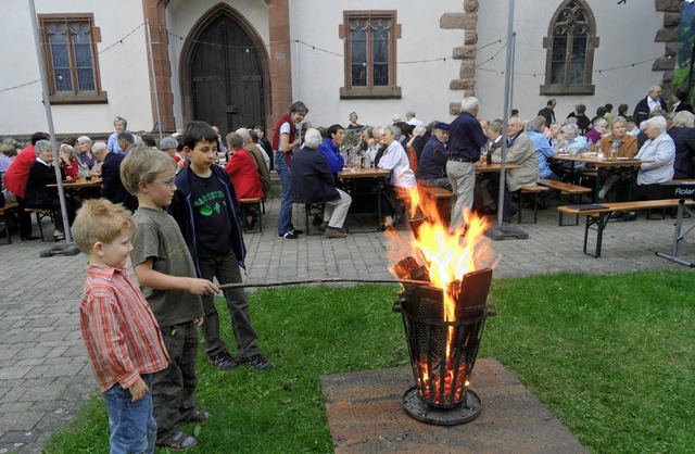 Das Feuer beim Johannisfest des Buchen...e Jungen hatten trotzdem ihre Freude.   | Foto: Josef Faller